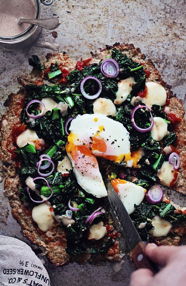 Cauliflower crust pizza with kale, poached egg and roasted garlic sauce | TheAwesomeGreen.com