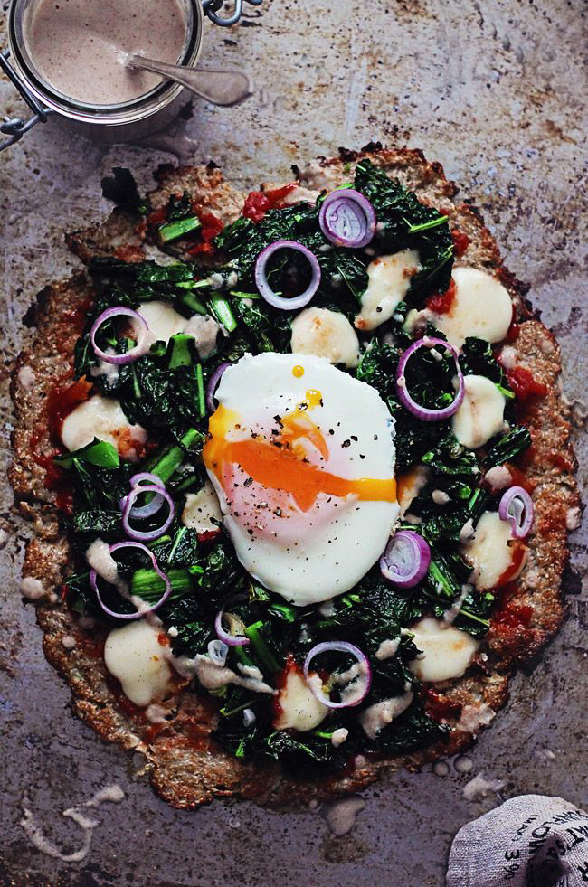 Easy cauliflower crust pizza with kale, egg and roasted garlic sauce #gluten-free | TheAwesomeGreen.com