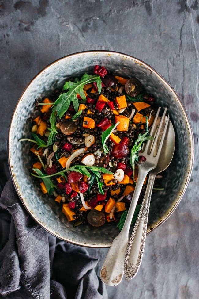 Nourishing fall salad with roasted pumpkin, beluga lentils and grapes | TheAwesomeGreen.com