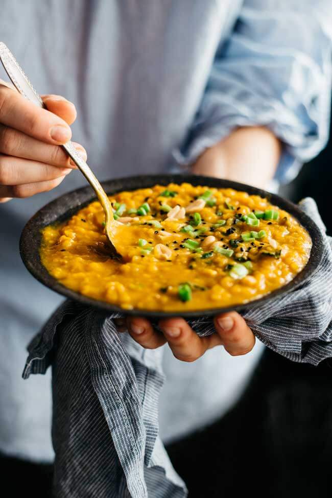 Creamy sweet potato and peanut butter stew with kale #vegan | TheAwesomeGreen.com