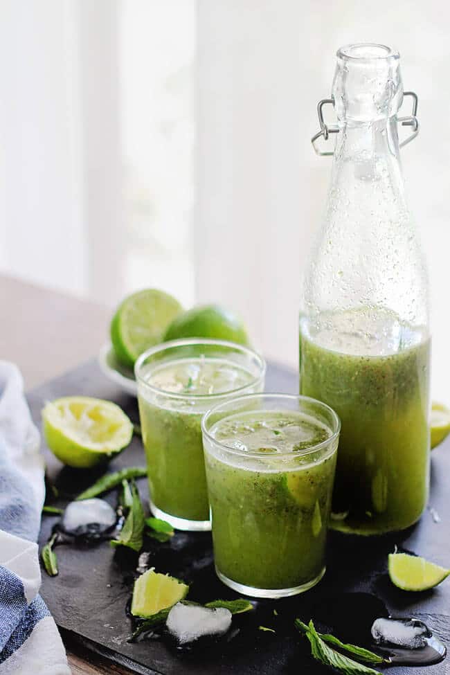 Stay hydrated with this refreshing minty chia aqua fresca #detox | TheAwesomeGreen.com