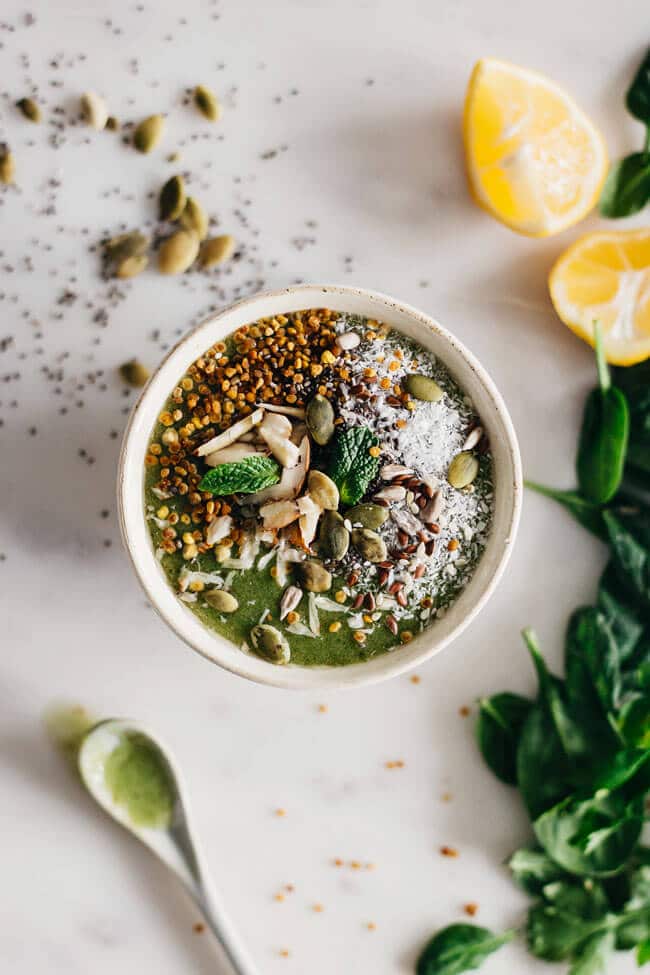 Green smoothie bowl with spinach, mint, bee pollen and coconut milk #detox |TheAwesomeGreen.com