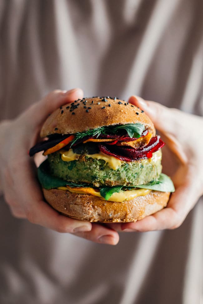 Green Monster Vegan Burger with beet chips and spicy mayo #EllieGoulding #JamieOliver | TheAwesomeGreen.com