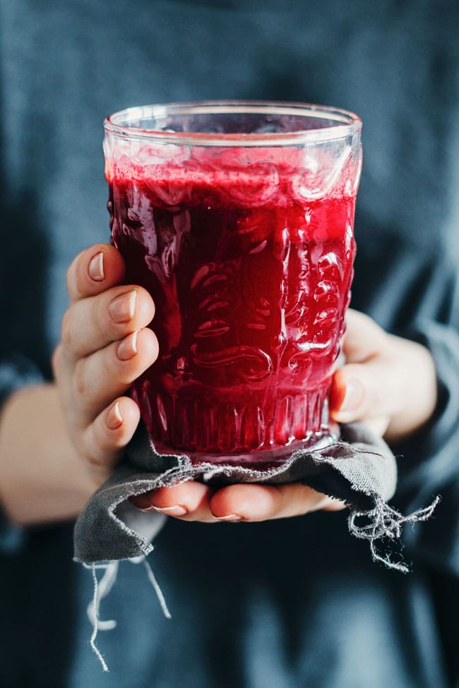 Detox Drink - beet, ginger and pomegranate with purifying tea #detox | TheAwesomeGreen.com
