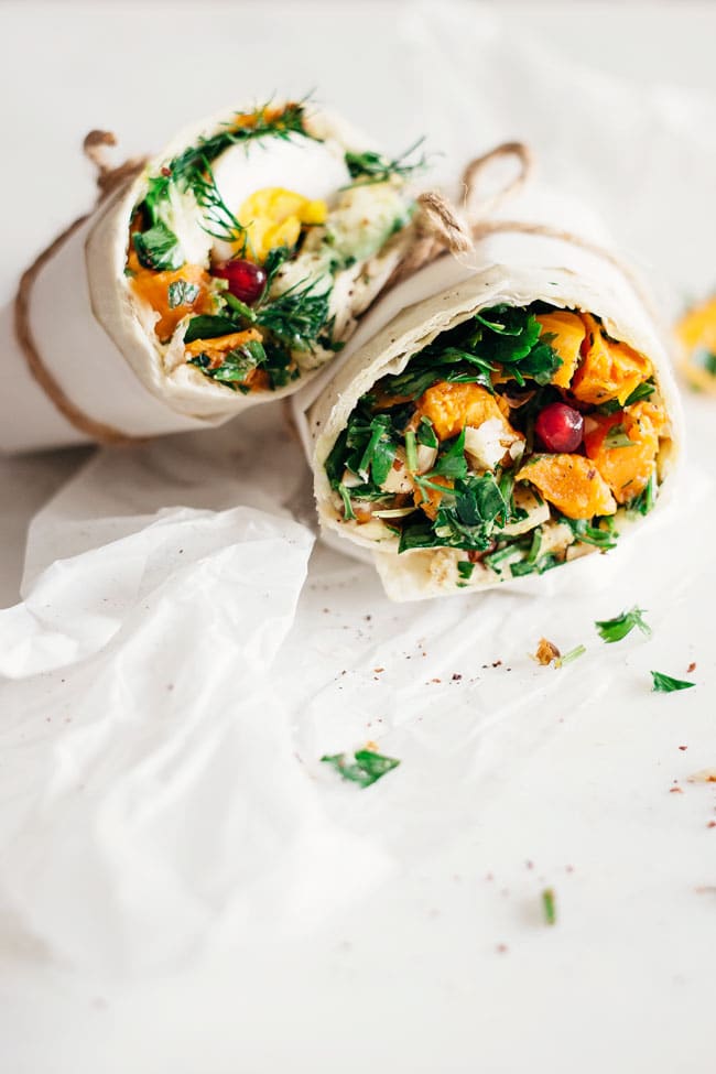 Healthy lunch wrap with sweet potato, greens, hummus and egg for busy days | TheAwesomeGreen.com