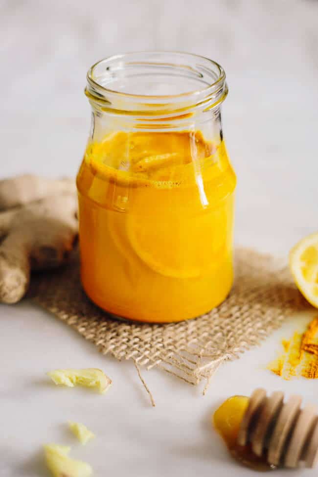 Turmeric lemon tonic to activate metabolism and the natural detox process #ginger #detox | TheAwesomeGreen.com