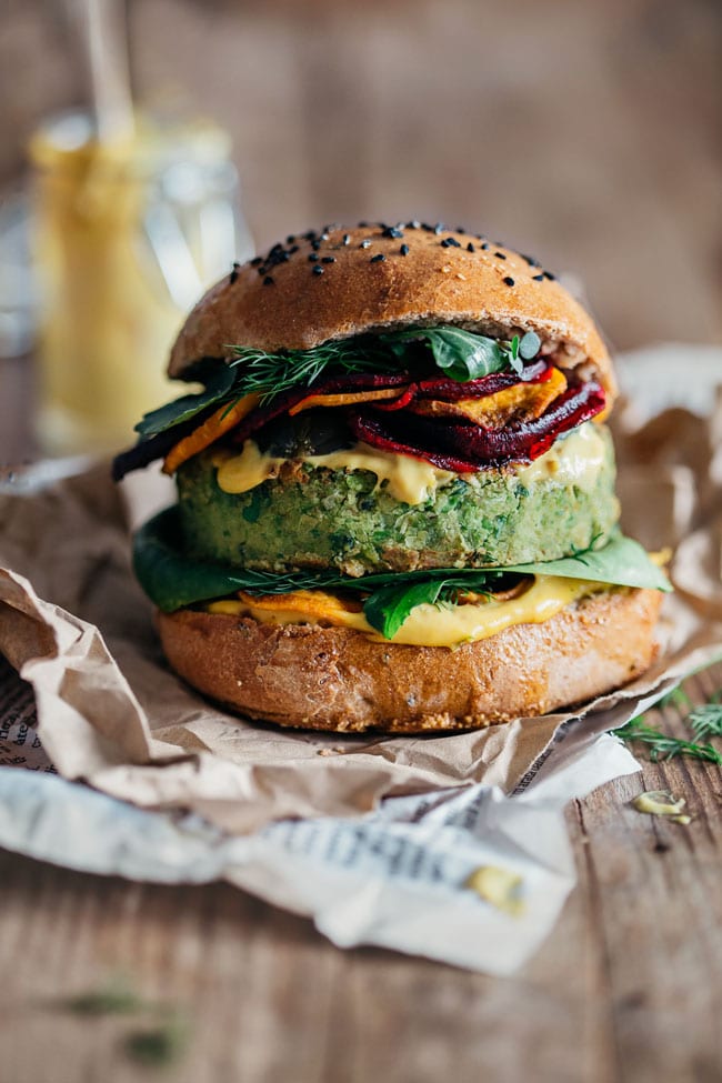 Green Monster Vegan Burger with sweet corn and peas, topped with beet and sweet potato chips and bathed in spicy vegan mayo. Jamie Oliver&Ellie Goulding recipe | TheAwesomeGreen.com