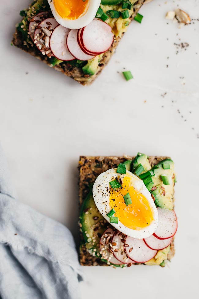 Super healthy avocado and egg sandwich, with radishes and scallion on seed bread #breakfast | TheAwesomeGreen.com