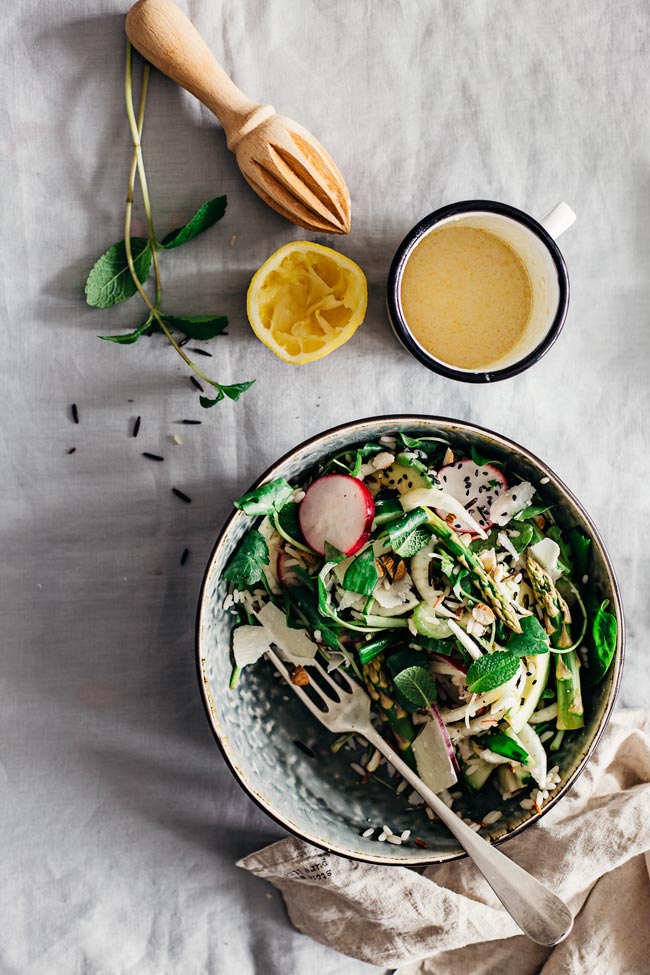 Spring Gratitude Salad with wild rice, greens and crunchy veggies #detox #healthy | TheAwesomeGreen.com