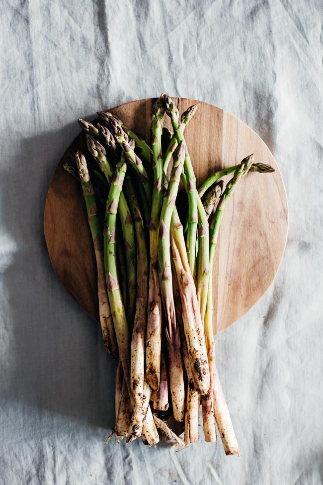 Fresh asparagus, a key ingredient in my skinny quiche #vegetarian | TheAwesomeGreen.com