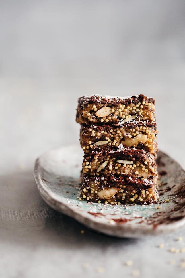 Millet Chocolate Energy Bars #vegan | TheAwesomeGreen.com