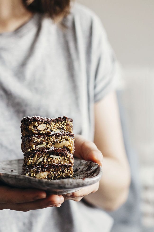 Millet Energy Bars with chocolate, coconut and nuts a perfect pre-workout snack #vegan | TheAwesomeGreen.com