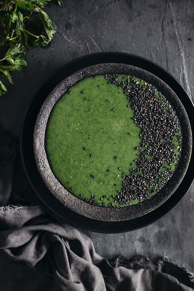 Creamy nettle soup and black sesame, with hormone balancing and detoxifying properties #vegan | TheAwesomeGreen.com