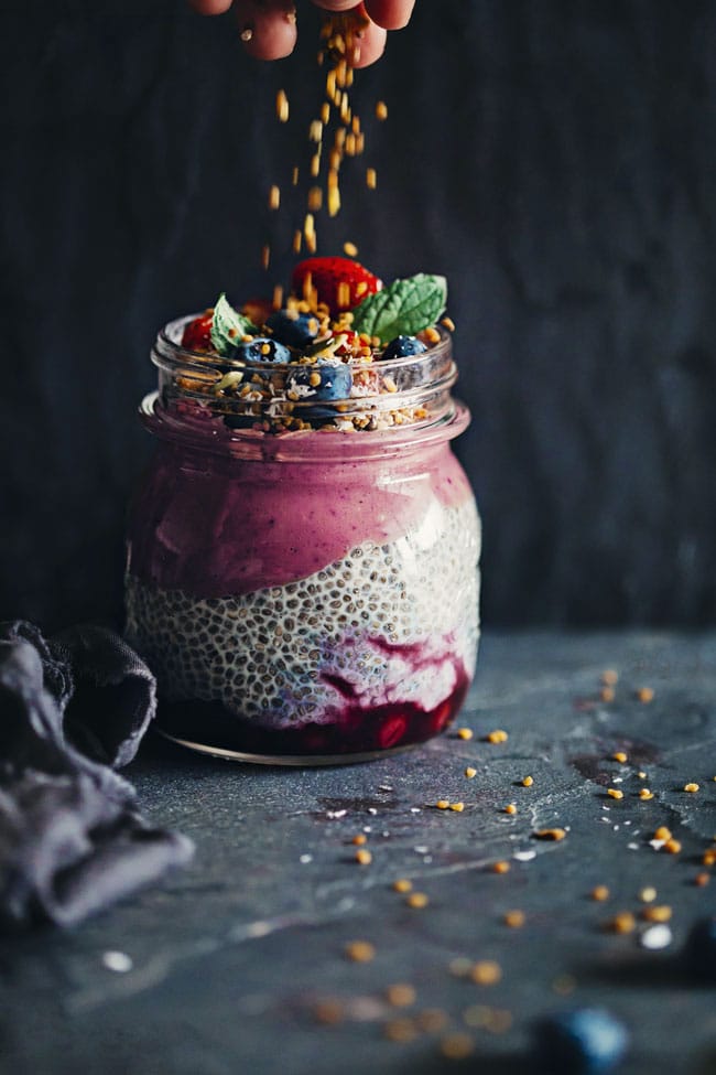 The perfect summer breakfast - deliciois layres of acai smoothie, fresh fruits and chia #raw | TheAwesomeGreen.com