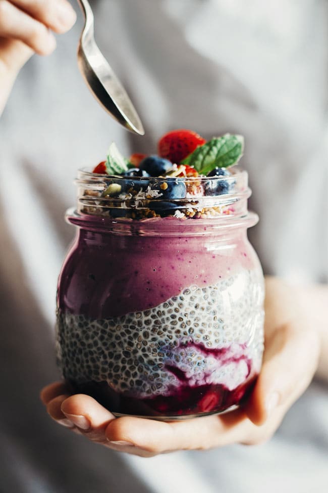 Acai, chia and strawberries superfood breakfast layered jars #raw | TheAwesomeGreen.com