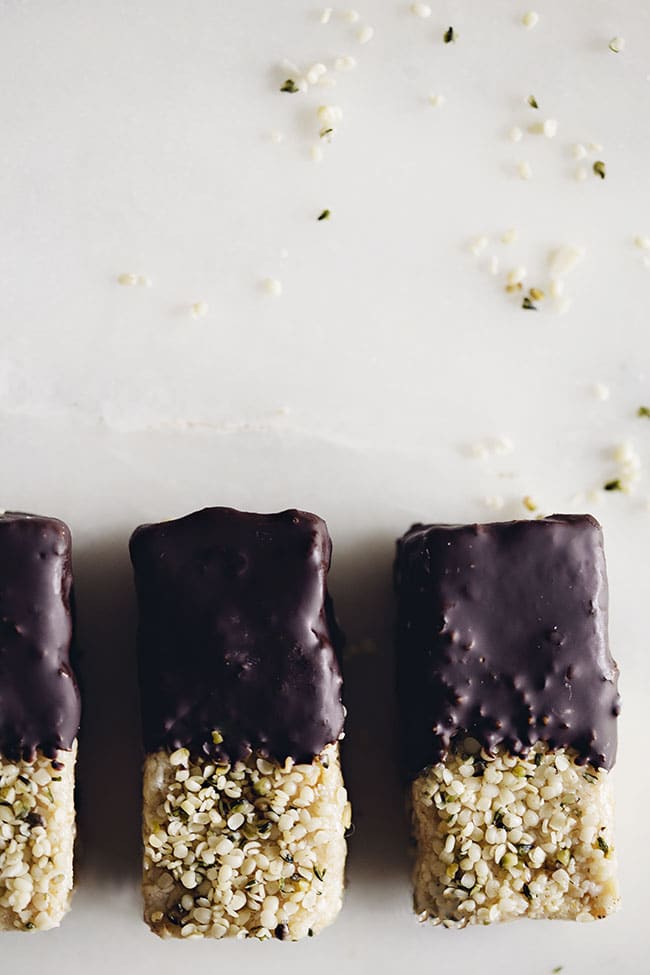 Chocolate Energy Bars loaded with healthy fats and protein to boost your energy and fuel your cells activity #vegan | TheAwesomeGreen.com