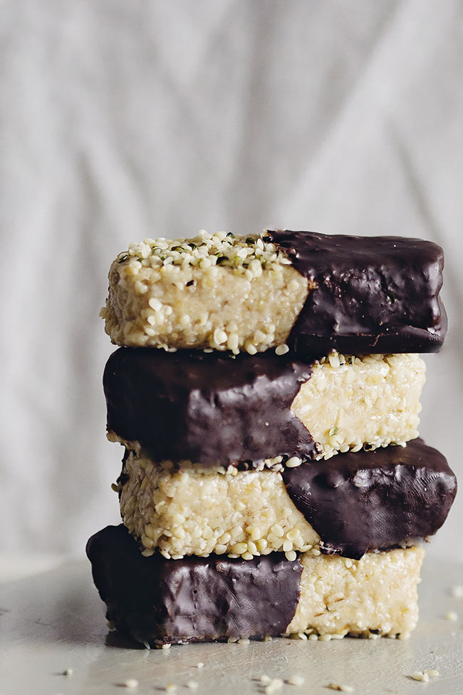 Chocolate and Nut Butter Energy Bars with hemp and tahini, a great afterworkout delicious snack #vegan | TheAwesomeGreen.com
