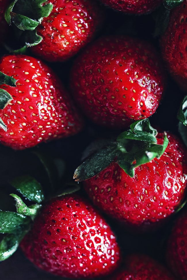 Fresh Strawberries, the key ingredient of my layered breakfast jar recipe #raw | TheAwesomeGreen.com