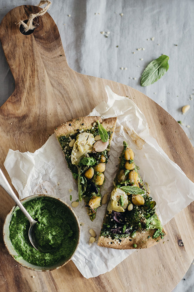 Very Green Pizza with Kale Pesto and Flatbread Crust #vegan #healthy | TheAwesomeGreen.com