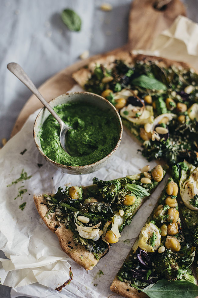 Green Pizza with flatbread crust, kale pesto and aromatic herbs | TheAwesomeGreen.com