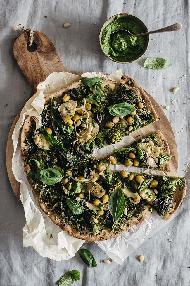 Very Green Pizza with Flatbread Crust and Kale Pesto #vegan | TheAwesomeGreen.com