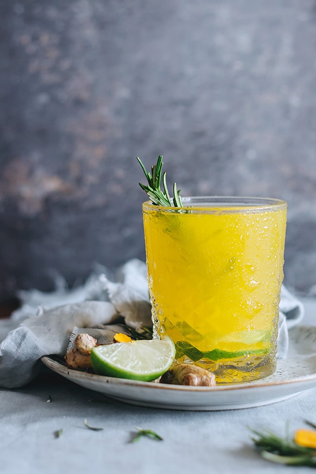 Cozy Turmeric Ginger Lemonade for digestive relief #detox #anti-inflammatory | TheAwesomeGreen