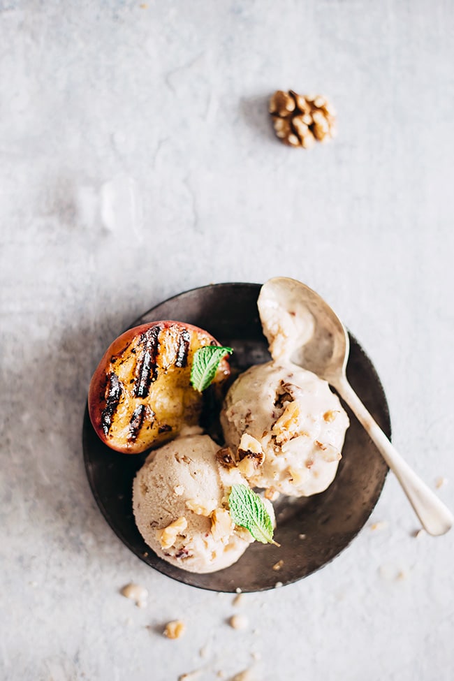 Creamy ice cream with 4 ingredients #vegan | TheAwesomeGreen.com