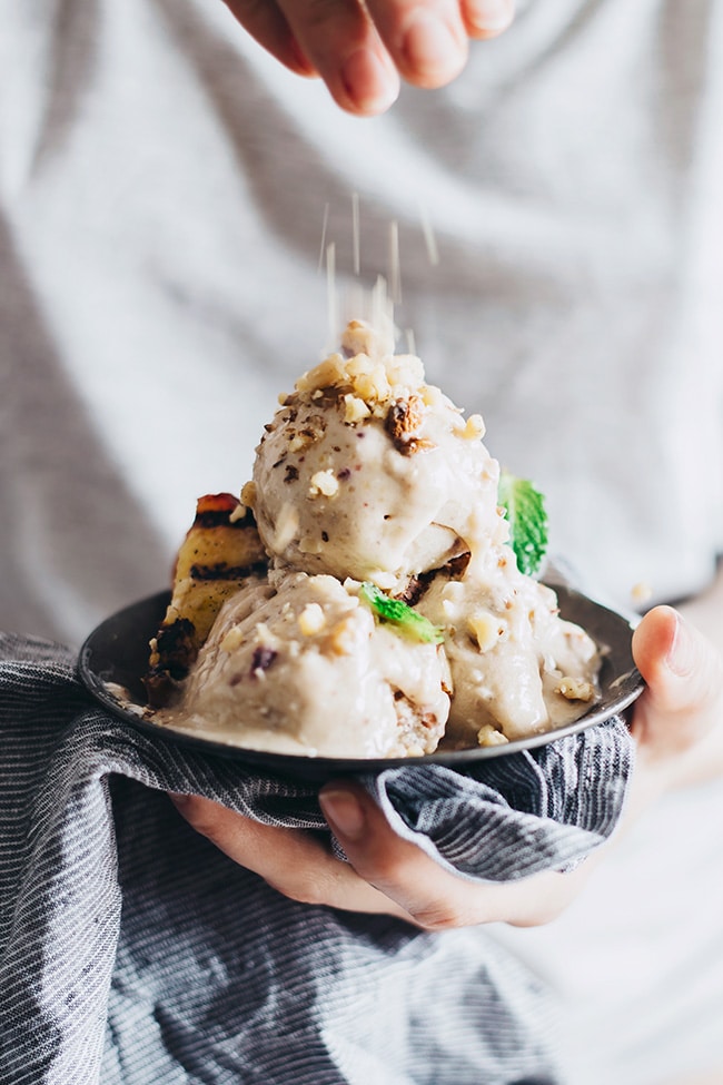 Vegan ice cream with grilled peaches and mint | TheAwesomeGreen.com