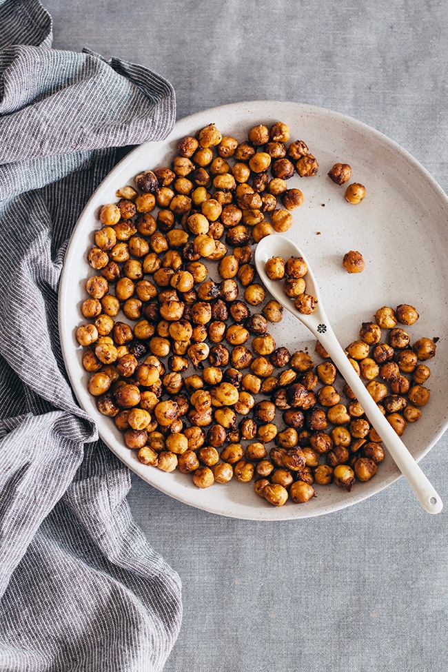 Spicy roasted chickpeas with mustard #vegan #snack | TheAwesomeGreen.com