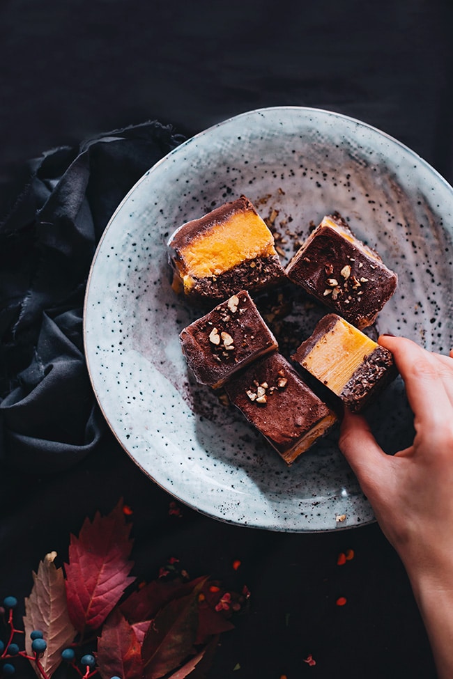 Vegan pumpkin fudge, with chocolate and pecans layers | TheAwesomeGreen.com