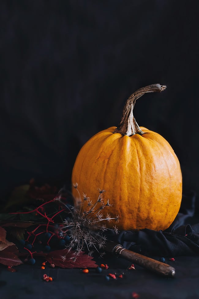 Pumpkin, pecans and chocolate fudge, the perfect Halloween delight #vegan #gluten-free | TheAwesomeGreen.com