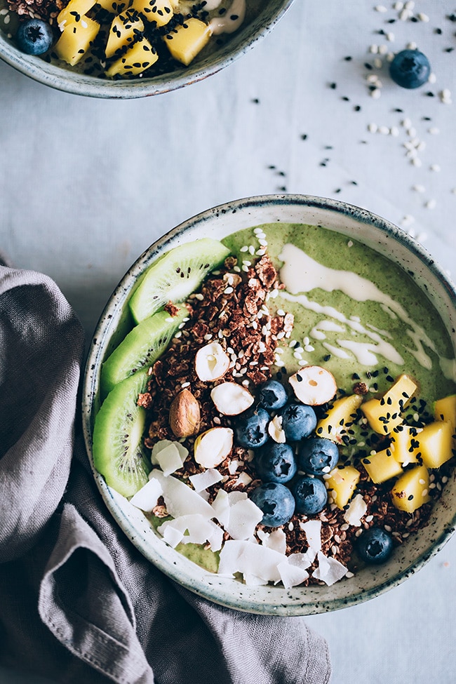 Green Smoothie Bowl, a gentle way to cleanse and restore after overindulging #vegan | TheAwesomeGreen.com