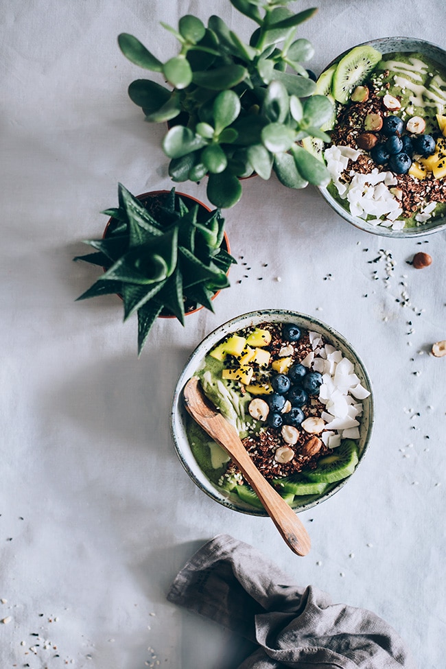 Green Smoothie Bowl with tahini, fresh fruits and avocado #vegan | TheAwesomeGreen.com