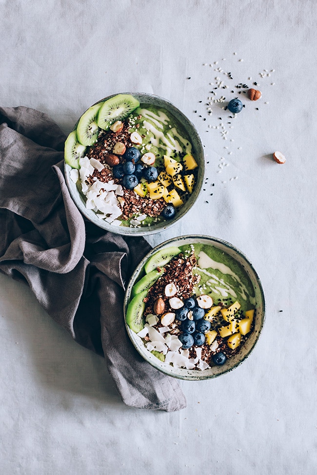 Detox Green Smoothie Bowl loaded with fresh nutrients #vegan #detox | TheAwesomeGreen.com