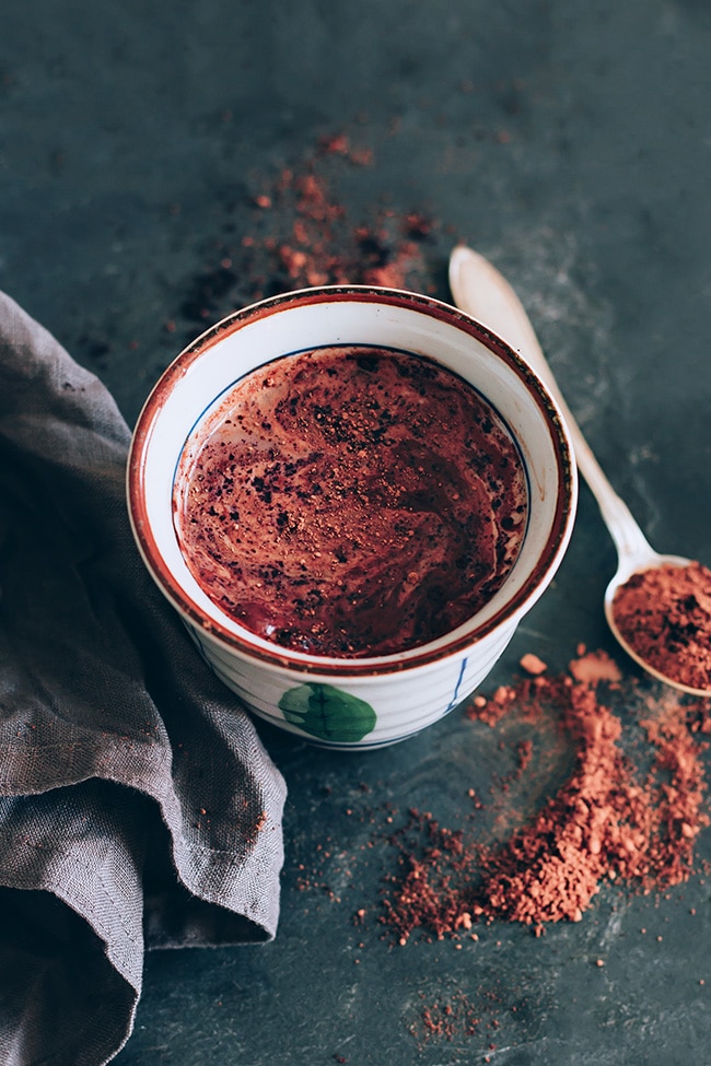 Superfood metabolism boosting latte with chocolate, acai and beet | TheAwesomeGreen.compowder