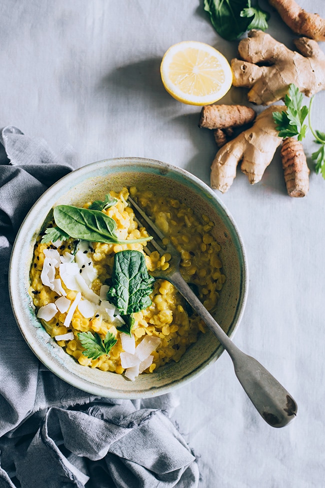 Warming Red Lentils Curry with spinach and loads of turmeric #vegan #ayurveda | TheAwesomeGreen.com