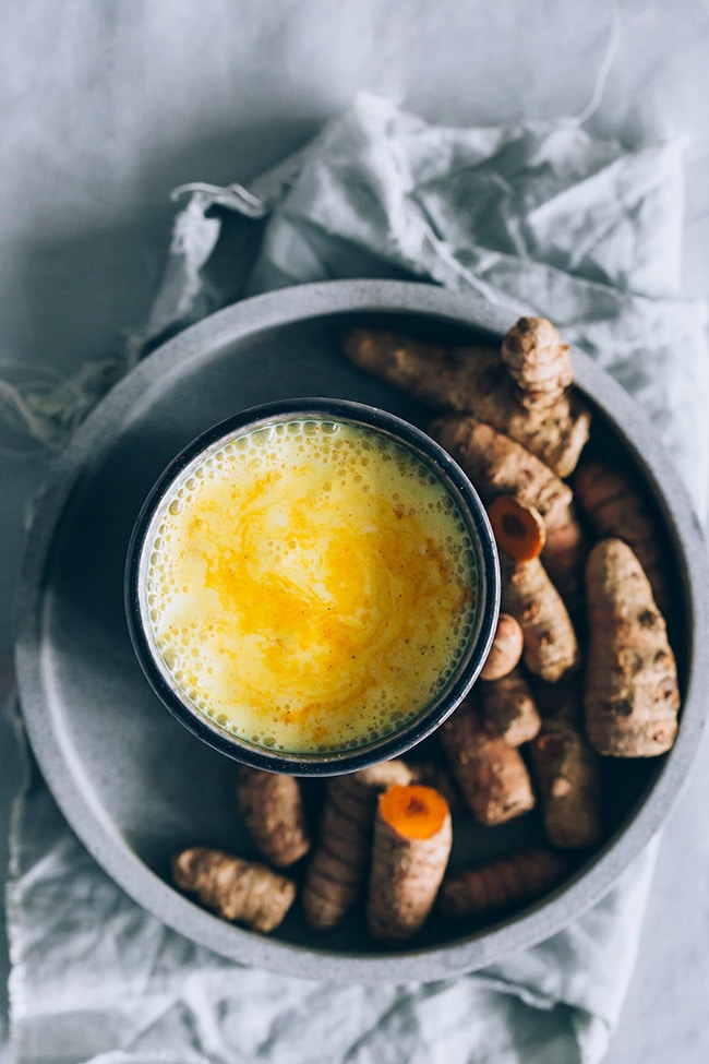 Warming turmeric golden milk for a better sleep #vegan | TheAwesomeGreen.com