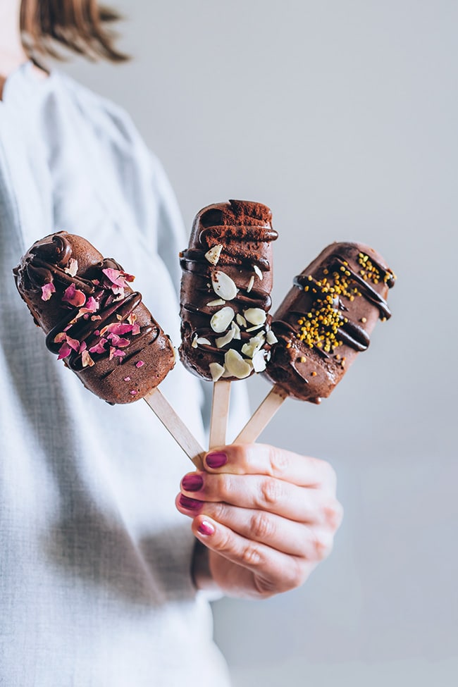 Vegan chocolate ice-cream, with funky topping #summer #vegan | TheAwesomeGreen.com