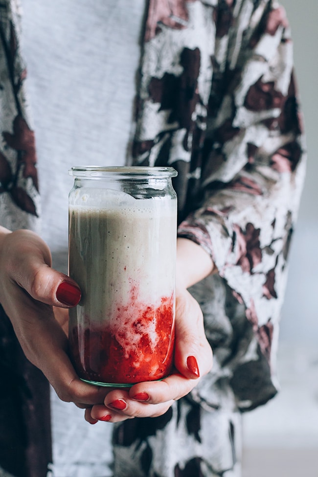 Creamy strawberry milk with tahini, coconut and maca powder, to support a balanced hormone production and improve your mood #vegan | TheAwesomeGreen.com