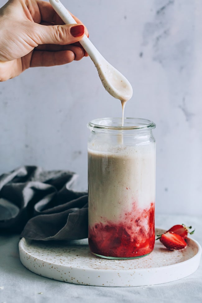 Spring strawberry milk for a balanced hormone production #vegan | TheAwesomeGreen.com