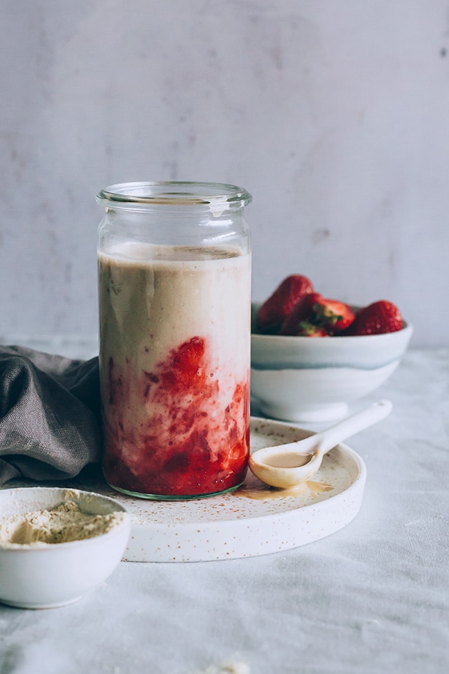 Creamy strawberry milk with maca for a balanced hormone production #vegan | TheAwesomeGreen.com