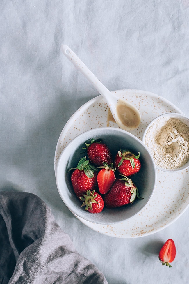 Strawberry milk with tahini and maca #vegan | TheAwesomeGreen.com