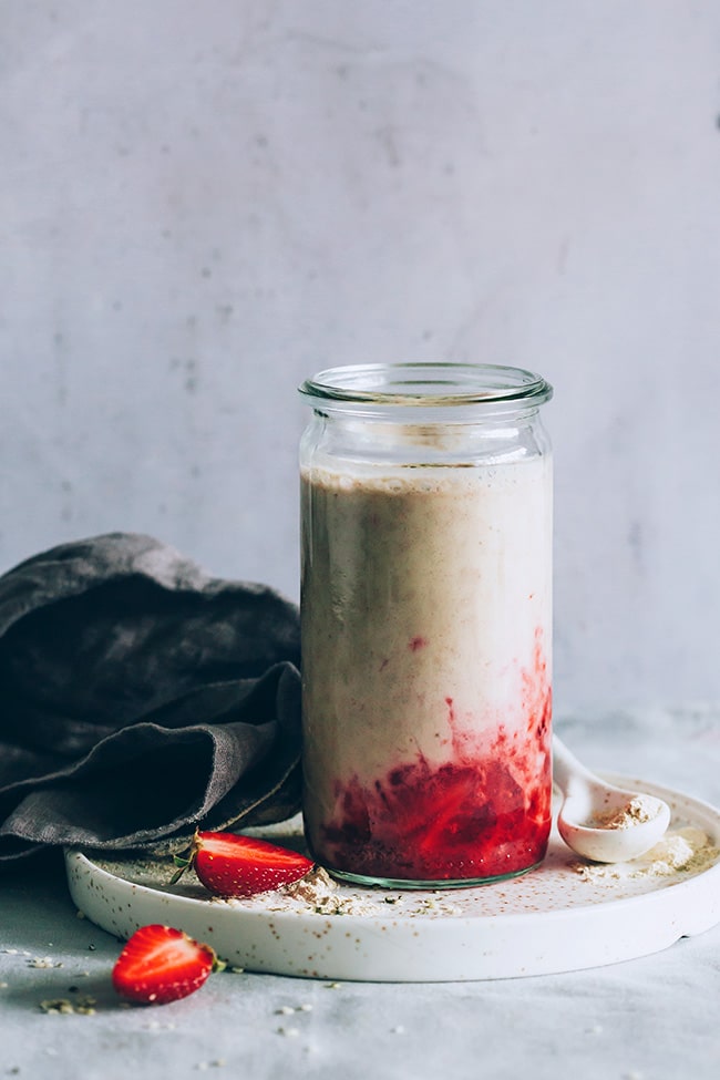 Strawberry milk with tahini for hormone balance #vegan | TheAwesomeGreen.com