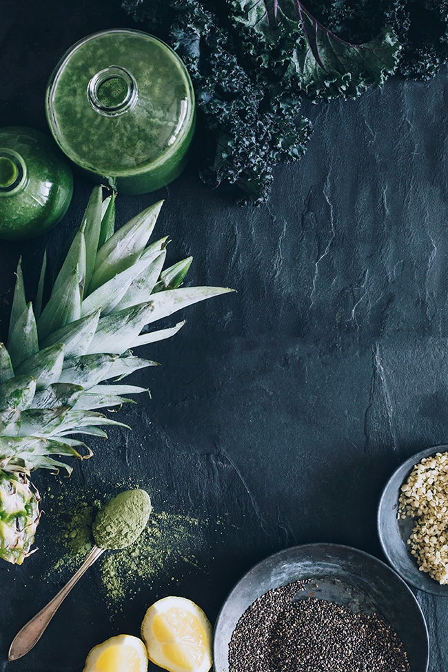 Kale and Pineapple Smoothie Ingredients #raw #skinglowing | TheAwesomeGreen.com