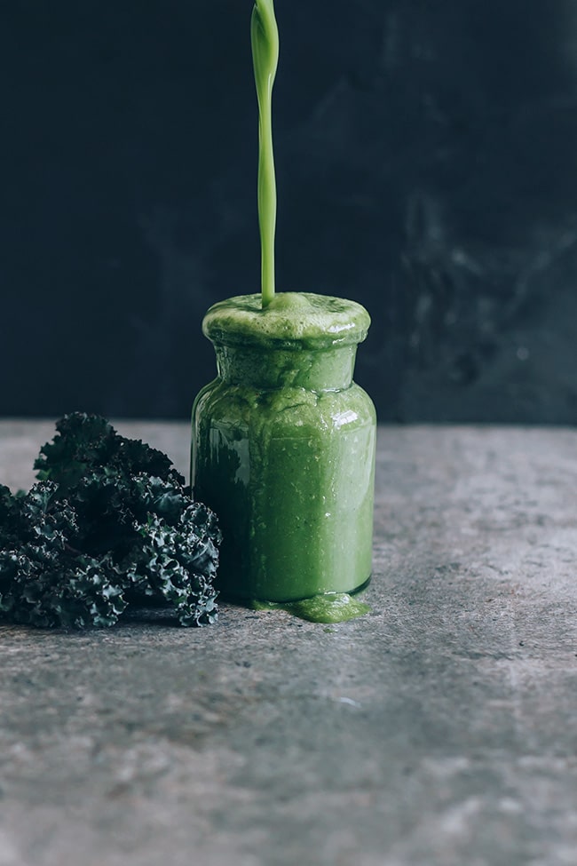 Skin glowing kale smoothie with pineapple and matcha #raw | TheAwesomeGreen.com