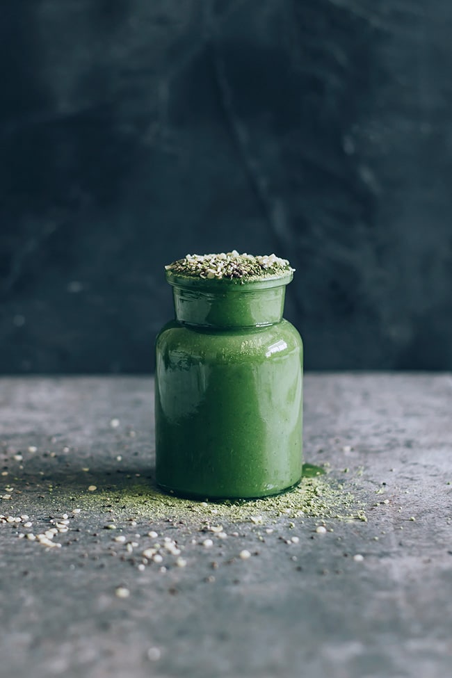 Kale and pineapple smoothie with matcha powder, for radiant skin #raw | TheAwesomeGreen.com