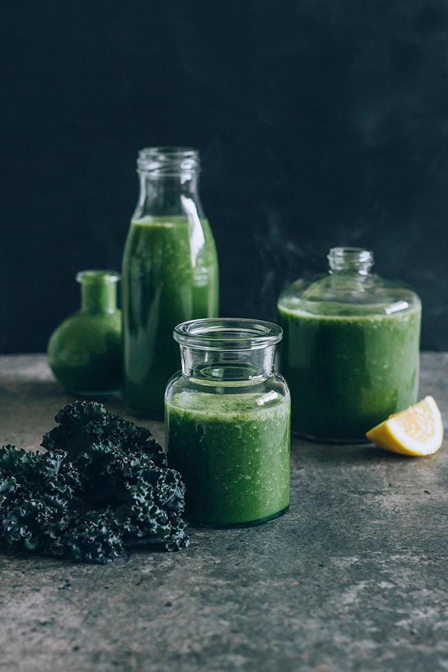 Radiant skin smoothie with kale, pineapple and matcha | TheAwesomeGreen.com