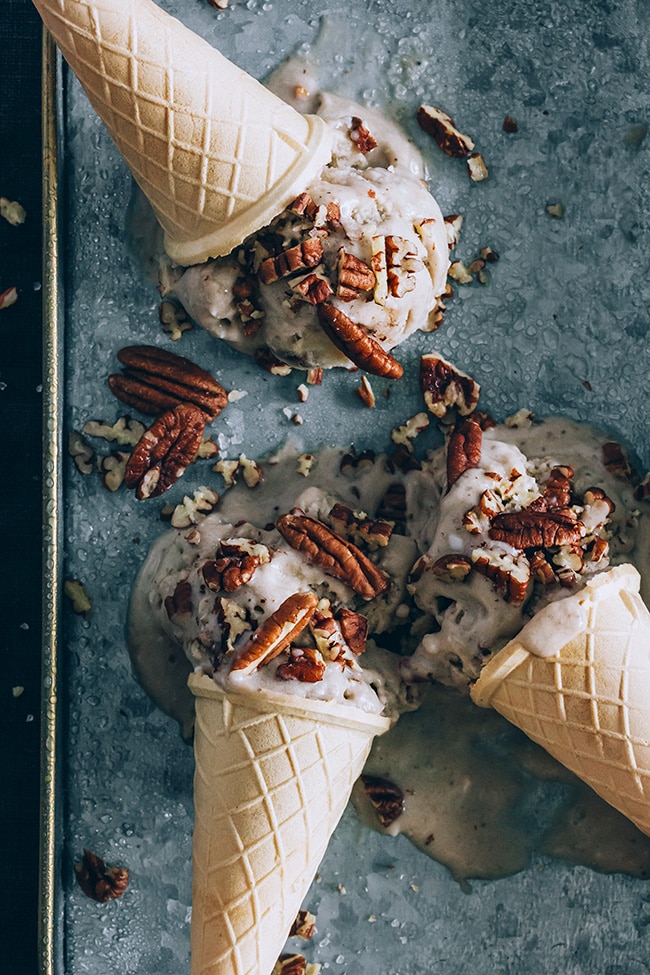 Vegan ice-cream with bananas, coconut milk and salted pecans | TheAwesomeGreen.com