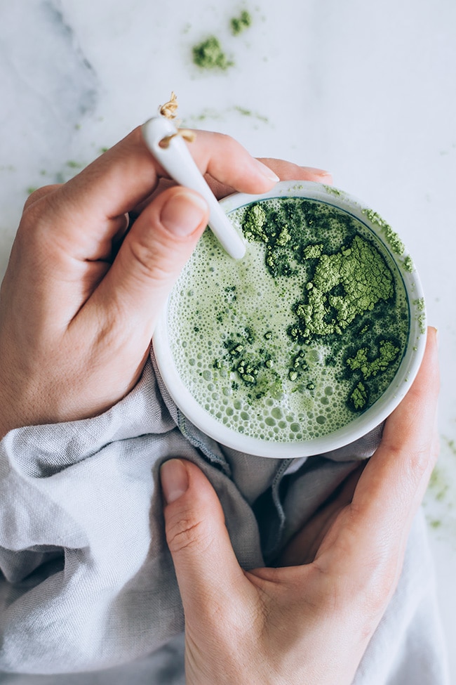 Matcha Latte with maca root - a super healthy energy drink #vegan | TheAwesomeGreen.com