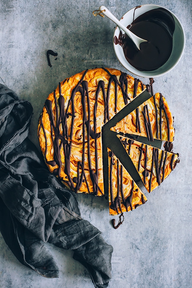 Low carb pumpkin cheesecake #vegan #halloween #thanksgiving #fallrecipe | TheAwesomeGreen.com